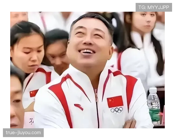 刘国梁手提名牌袋子回家，队里那位还在路边买方便面的画风太扎心